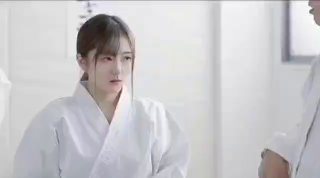 美女同事 你吵到我了 想不想我帮你解决一下 你硬的好快呀 你好棒呀 第一视角把同事无套操出大量精射在美臀